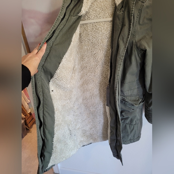 BENCH WINTER COAT MILITARY STYLE WITH FAUX FUR LINED SIZE LARGE - Picture 3 of 9